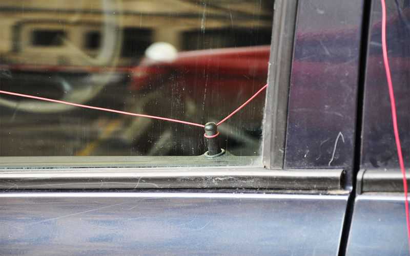 Советы как открыть дверь машины, если ключи остались внутри салона