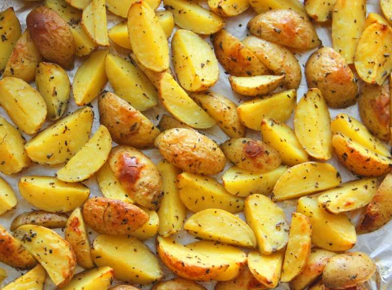 Как запечь картошку в духовке с хрустящей золотистой корочкой
