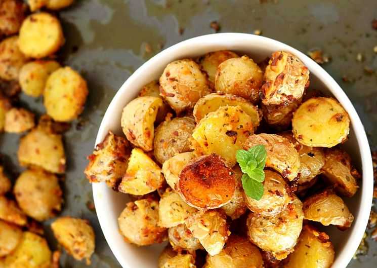 Картофель в духовке – 19 рецептов приготовления в домашних условиях