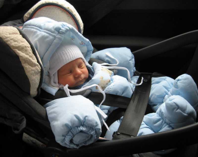 Как перевозить новорожденного в машине: путешествуем по правилам