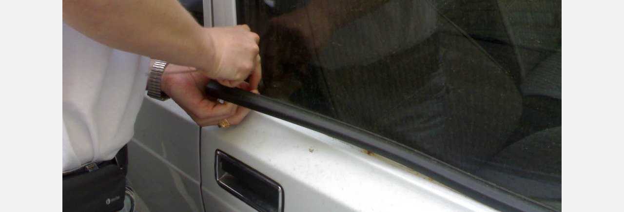 Как открыть дверь машины и что делать если ключи остались внутри
