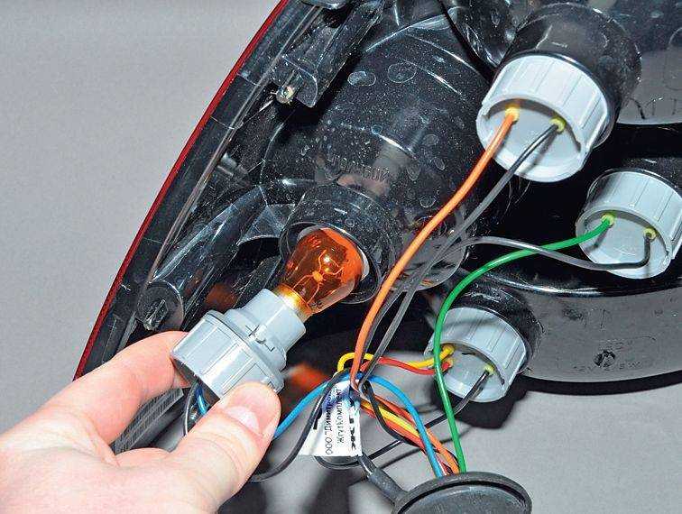 Как поменять лампы в фарах автомобиля (лада приора)