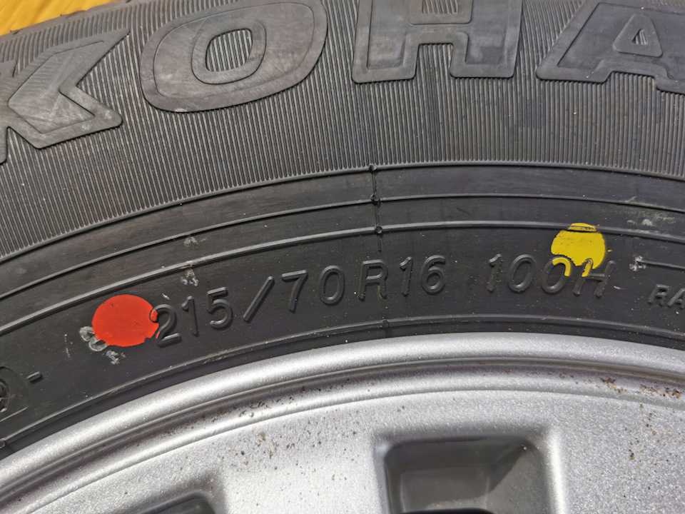 Что означают желтые и красные точки на шинах