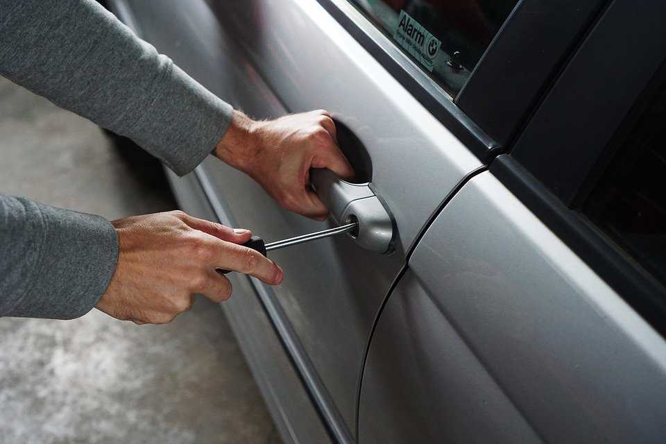 Как открыть машину, если забыли ключи внутри