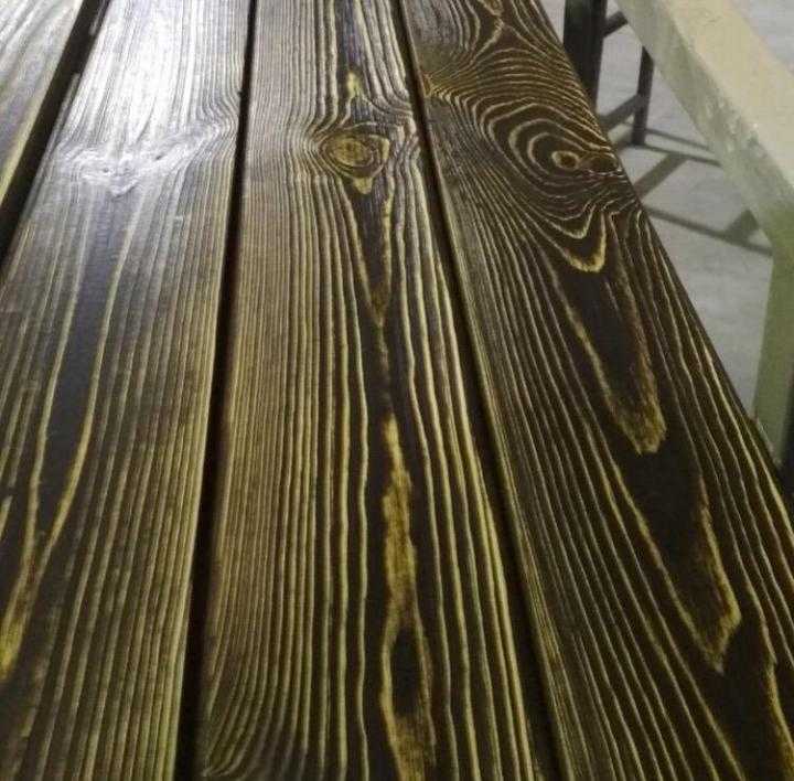 Как покрасить брашированную доску Окрашивание состаренной древесины в два цвета - удивительное рядом Деревянный материл одно из самых распространенных