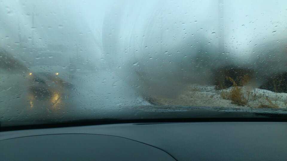 Почему потеют стекла в машине в дождь и зимой, и что делать чтобы окна не запотевали?