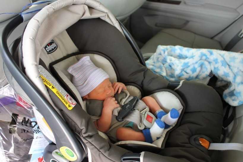 Как по правилам перевозить в машине грудного ребенка и можно ли это делать