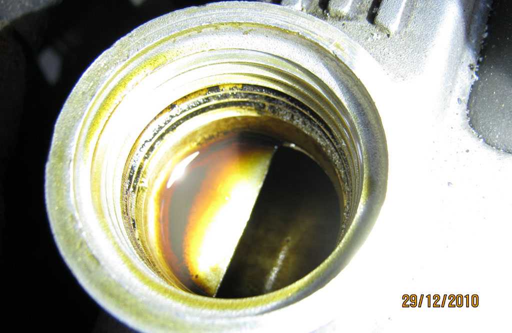 Почему выбрасывает масло из заливной горловины двигателя