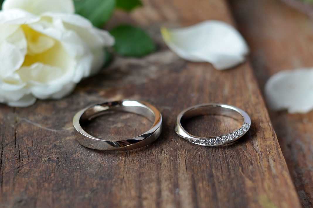 Венчальные кольца – чем отличаются от обручальных, какие должны быть по правилам, золотые, серебряные, платиновые, с молитвой, гравировкой