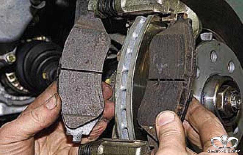 Как отжать тормозной цилиндр при замене колодок Search Как заменить накладки Toyota Corolla без посторонней помощи Тормозные колодки являются правильными