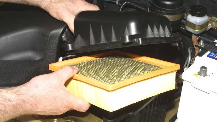 Как почистить воздушный фильтр автомобиля своими руками?