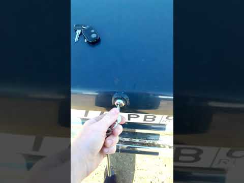 Как открыть багажник автомобиля без ключа