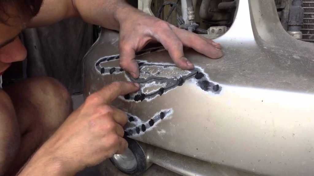 Как отремонтировать пластмассовый бампер своими руками Как отремонтировать пластиковый бампер Бамперы – наиболее повреждаемые детали в автомобилях,