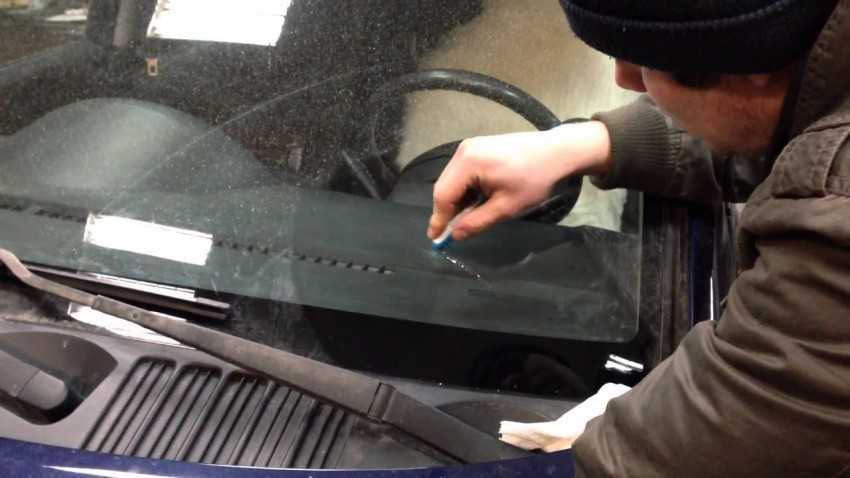 Как правильно остановить трещину на лобовом стекле?