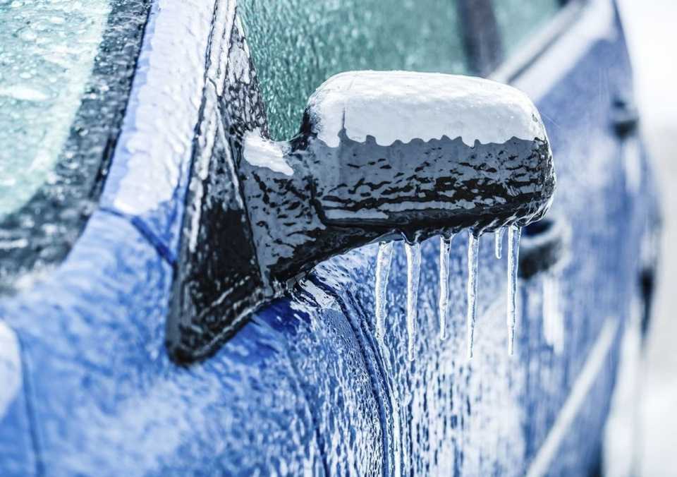 Почему потеют окна в машине изнутри зимой