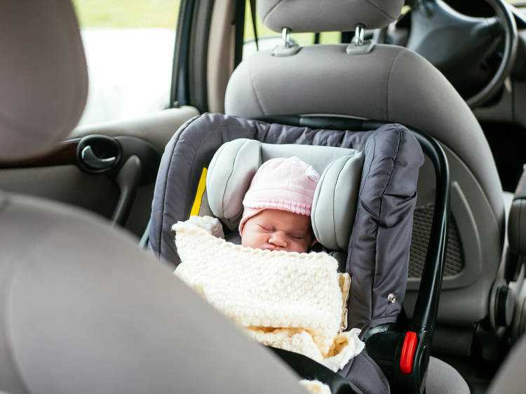 Как перевозить новорождённого в машине — какие приспособления выбрать, правила перевозки новорождённого