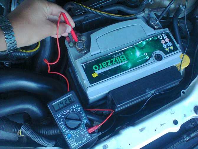 Как проверить батарейку мультиметром и определить её заряд