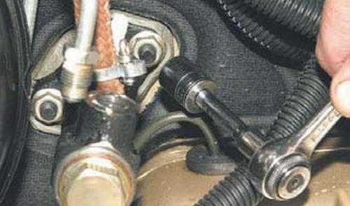 Замена рабочего цилиндра сцепления 2123 Как заменить цилиндры сцепления Niva Chevrolet Снятие и установка главного цилиндра привода сцепления Главный