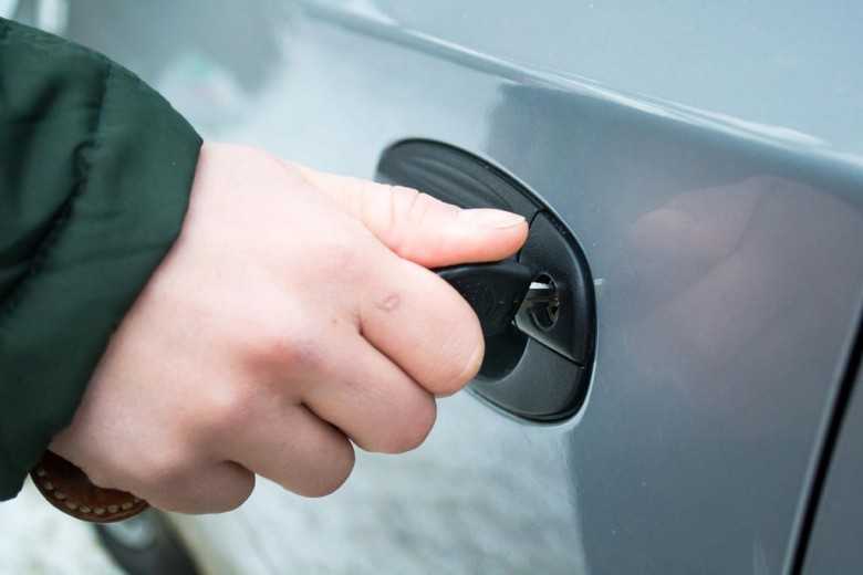 Как открыть автомобиль, если ключи остались внутри?