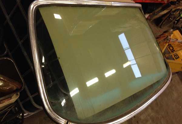 Замена заднего стекла ваз 21099 Замена заднего стекла ваз 21099 Стекла автомобиля являются самой уязвимой частью. От их состояния во многом зависит