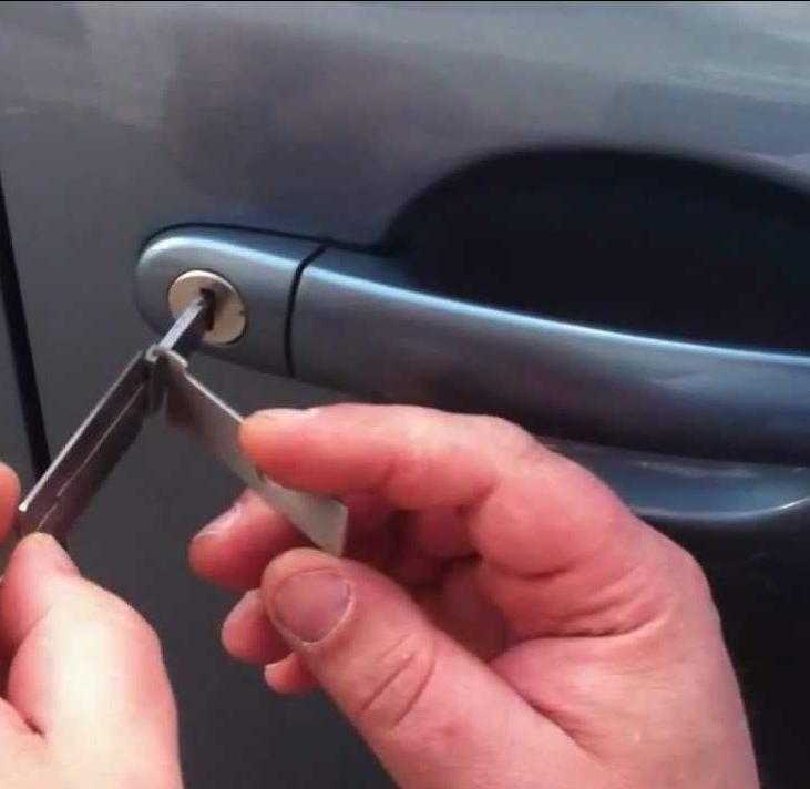 Как открыть машину без ключа, если ключи остались в машине?