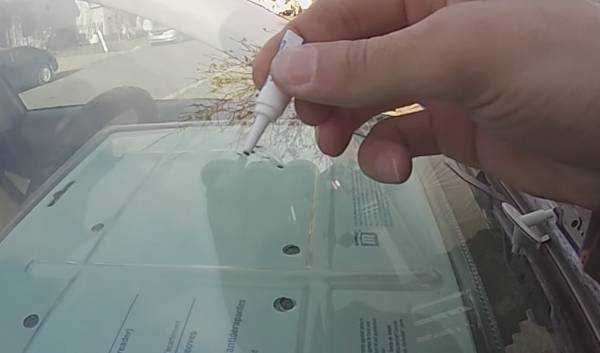Как отремонтировать скол на лобовом стекле?