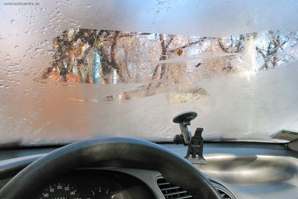 Запотевают стекла в машине изнутри: что делать?