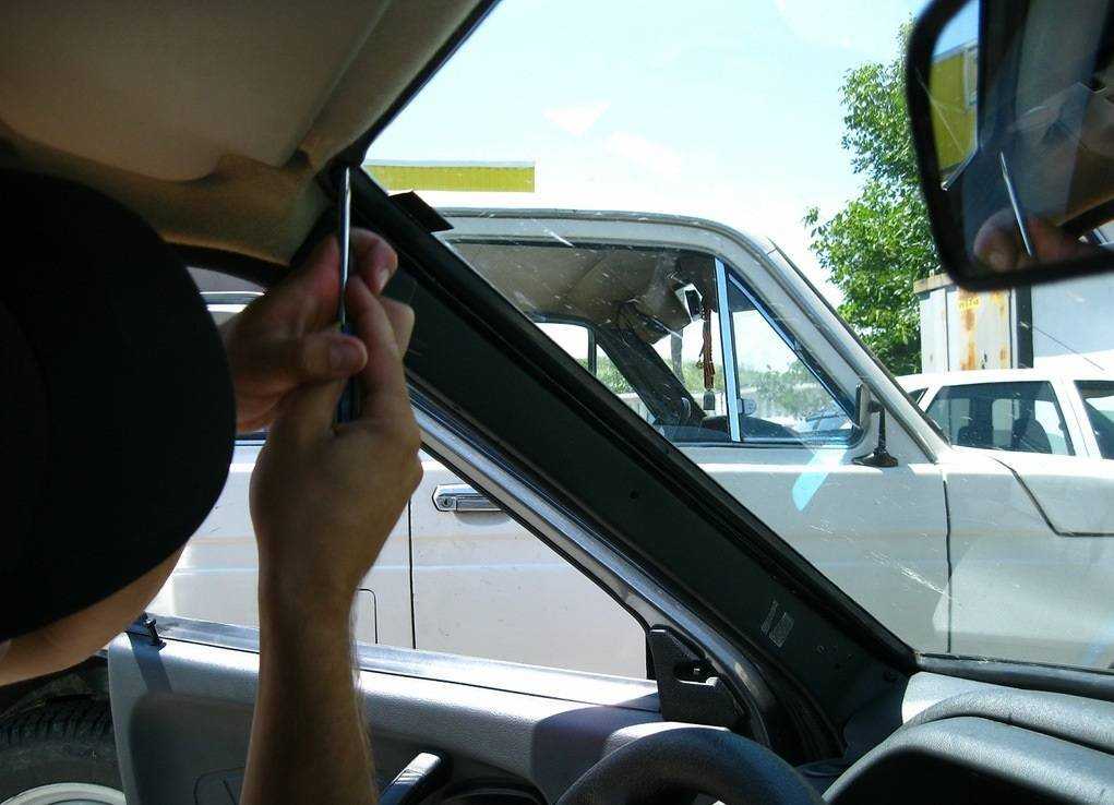 Как затонировать стекла автомобиля своими руками