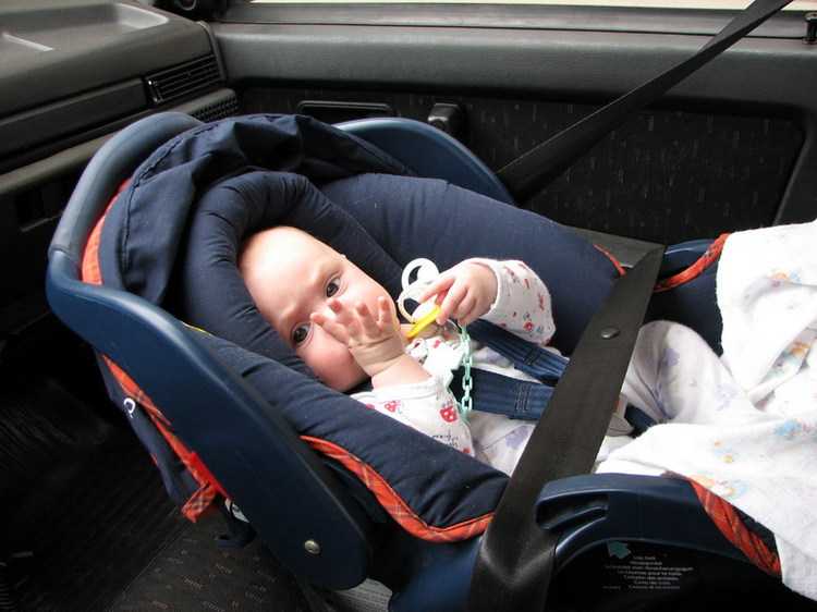 Как перевозить грудных детей в автомобиле Перевозка новорожденного в машине: как правильно, что необходимо, выбор люльки или автокресла для детей, штрафы