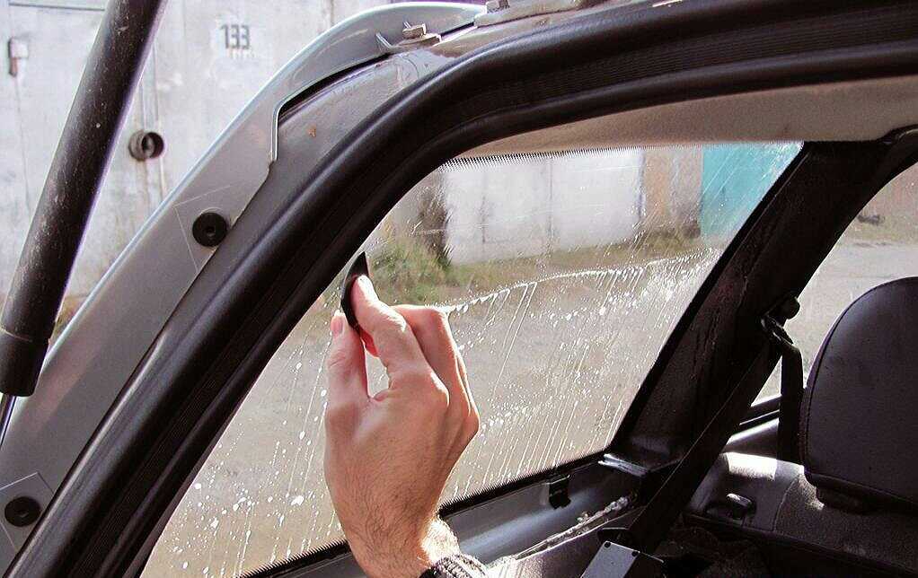Как убрать клей от тонировки со стекла автомобиля: как снять следы от пленки, чем оттереть и удалить пятна?