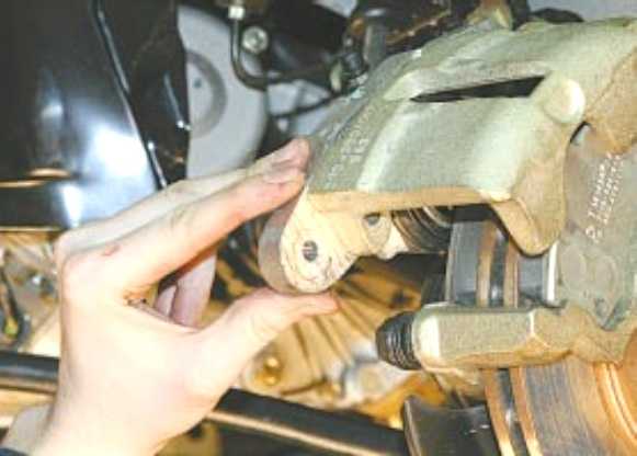 Учимся ремонтировать lada priora: демонтаж и установка главного тормозного цилиндра