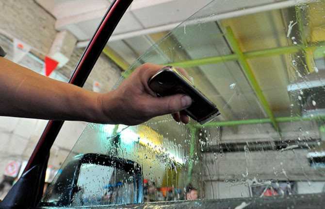 Как правильно снять тонировку со стёкол и фар автомобиля? 4 эффективных способа