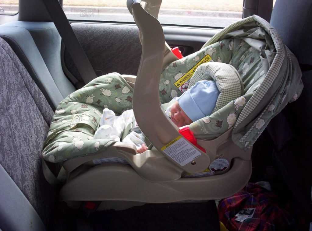 Как должен лежать ребенок в автолюльке, как класть новорожденного в автокресло?