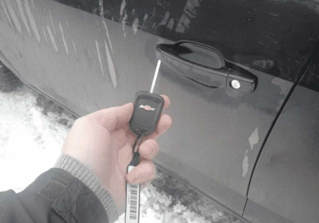 Что делать, если сигнализация закрыла машину с ключами внутри?