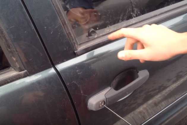 Как открыть машину, если ключи остались внутри
