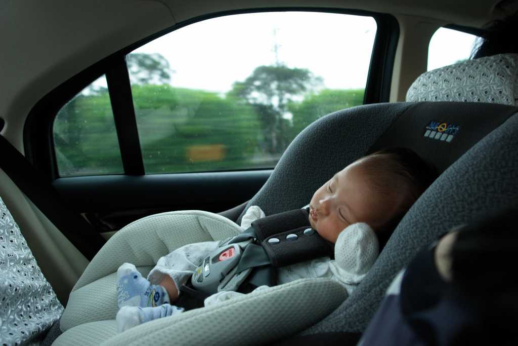 Как перевозить новорожденного в машине
