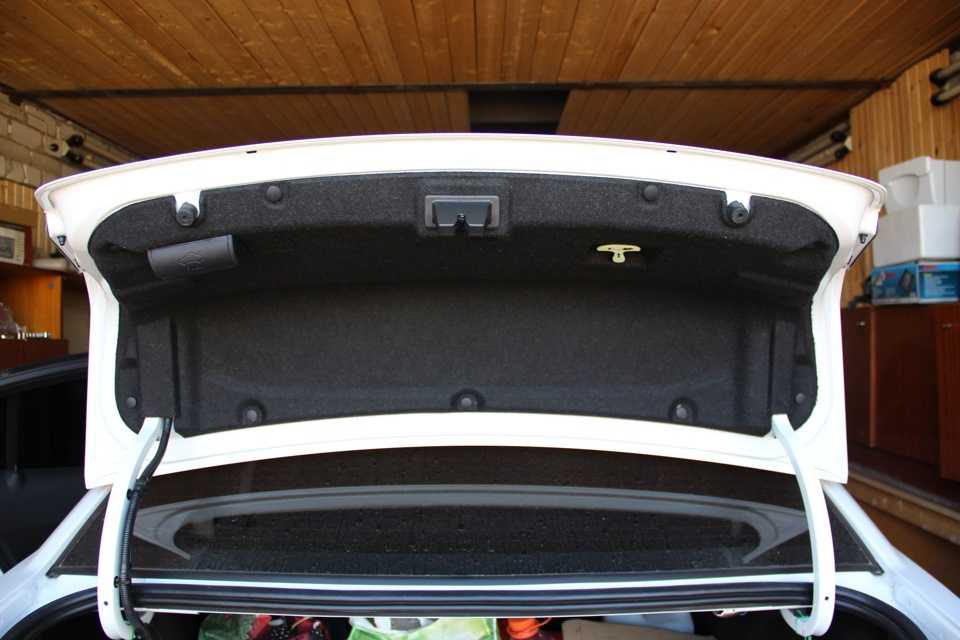 Не работает кнопка открытия багажника — что делать, как отремонтировать