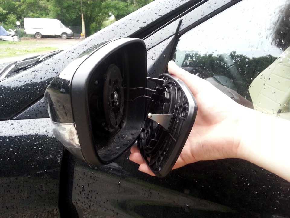 Как самостоятельно снять поврежденное стекло автомобиля