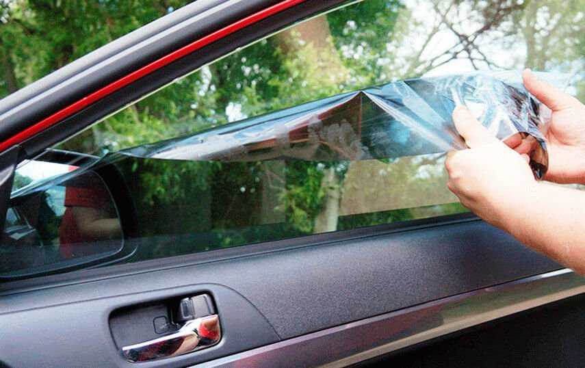 Как снять старую пленку со стекла автомобиля 3 способа снять старую тонировку со стекла Многие автолюбители тонируют стекла своего автомобиля. Это дает