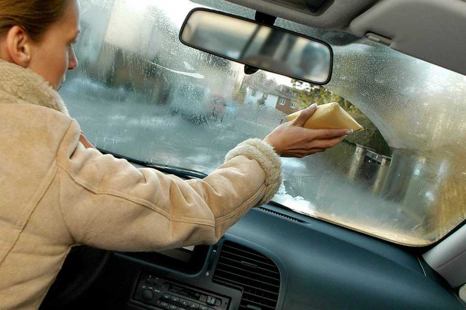 Как убрать запотевание стекол в машине Водительские лайфхаки, которые избавят от запотевания стекол в машине Запотевшее стекло осенью и зимой – не
