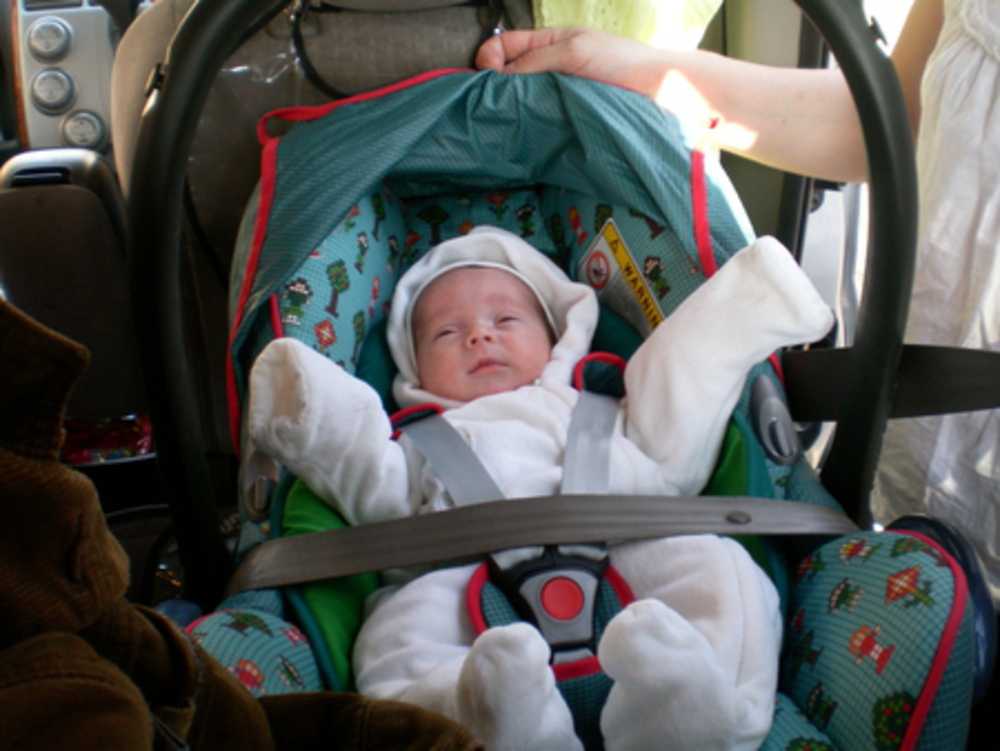 Как перевозить новорожденных в автомобиле? правила!