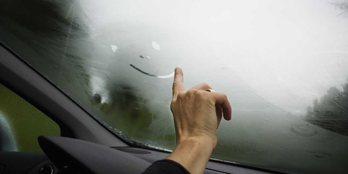 Запотевают стекла в машине изнутри: что делать?