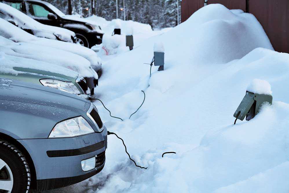Можно ли и при какой температуре красить машину зимой, сложности и правила