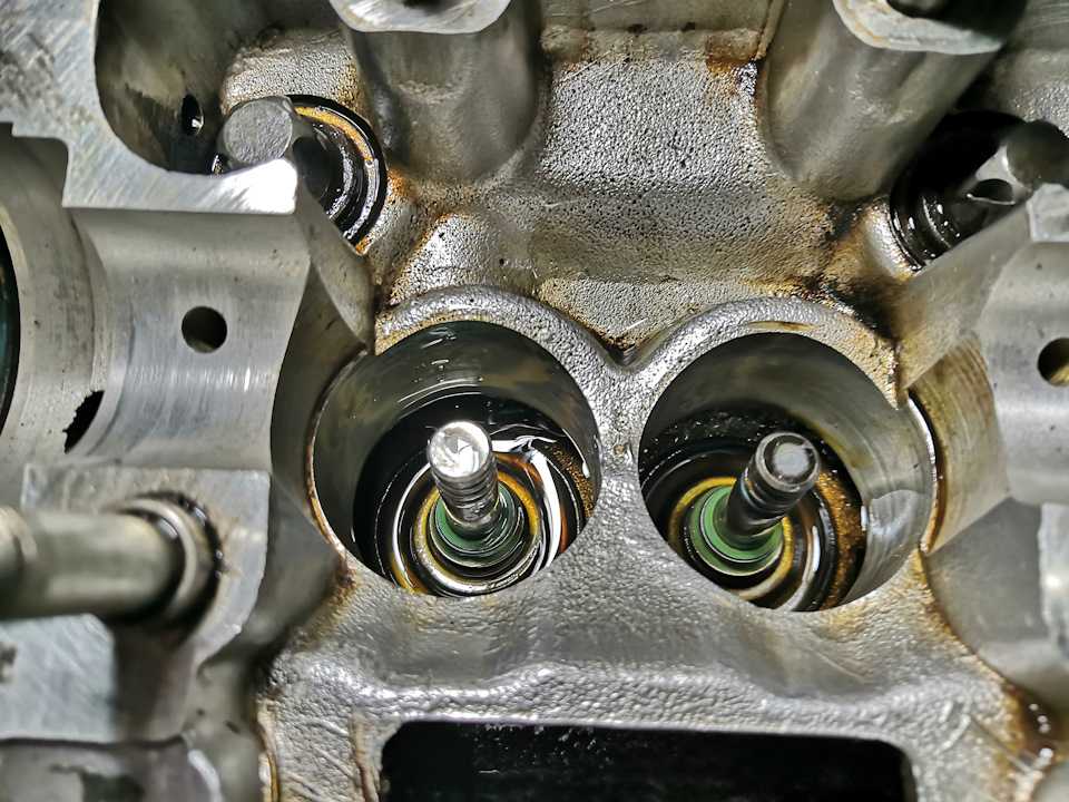 Как поменять сальники клапанов на ваз 2110 Замена маслосъемных колпачков на ВАЗ 2110 8 клапанов Последние выпуски вазовских моторов «десятки» в