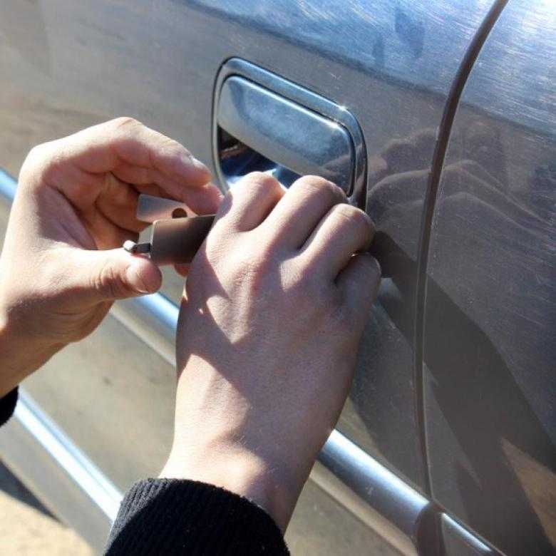 Что делать, если дверь закрылась, а ключи остались в машине?