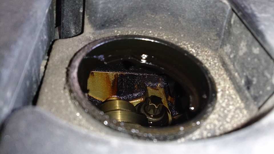 Почему при открытой крышке двигателя брызжет масло