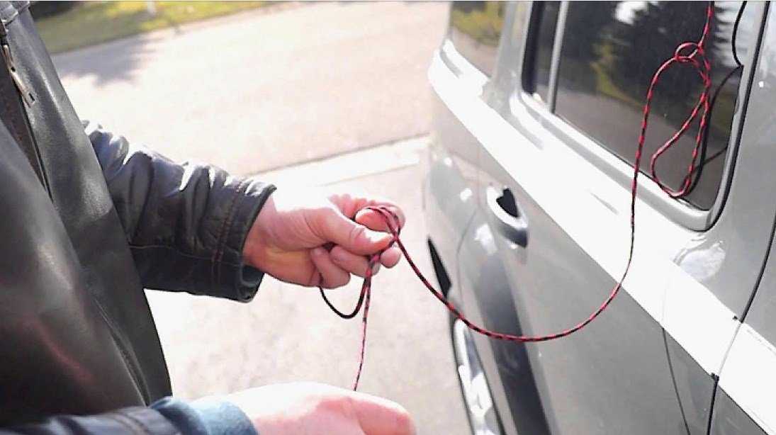 Как открыть автомобиль, если ключи остались внутри?