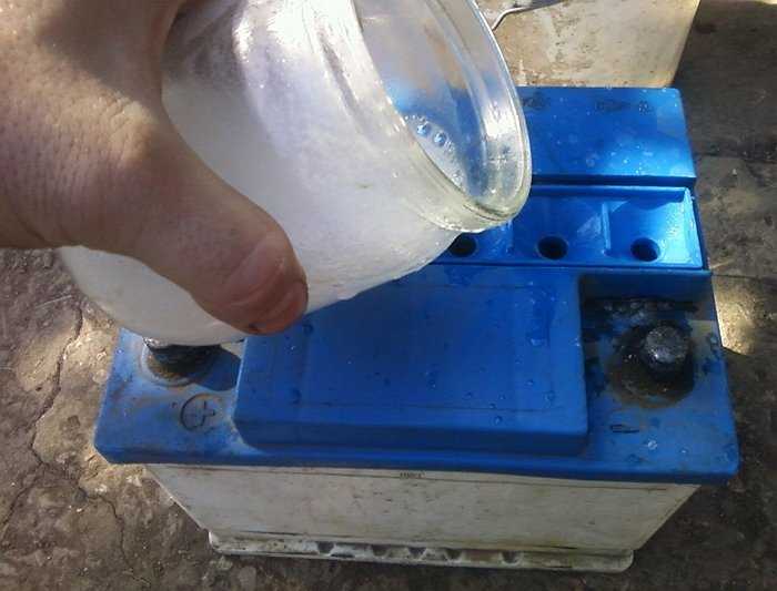 Можно ли доливать дистиллированную воду в аккумулятор, как правильно добавлять зимой и летом, влияние типа акб на необходимость в жидкости