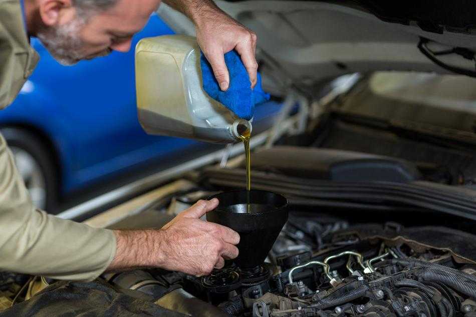 Как правильно заменить масло в двигателе автомобиля
