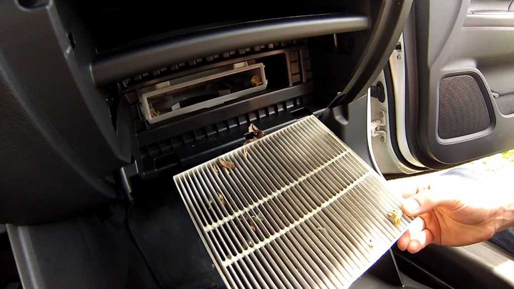 Как часто надо менять салонный фильтр в автомобиле?